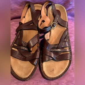Clark’s Artisans brown leather sandals size 10